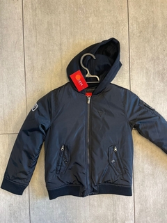 CHAQUETA NEGRA CON GORRO GUES - comprar en línea