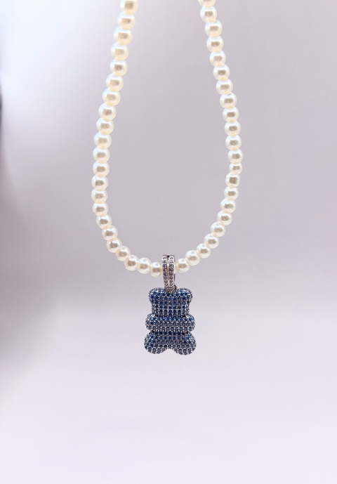 Colar de pérolas com pingente de Ted