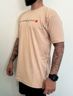 T-Shirt Sound Of Waves na internet
