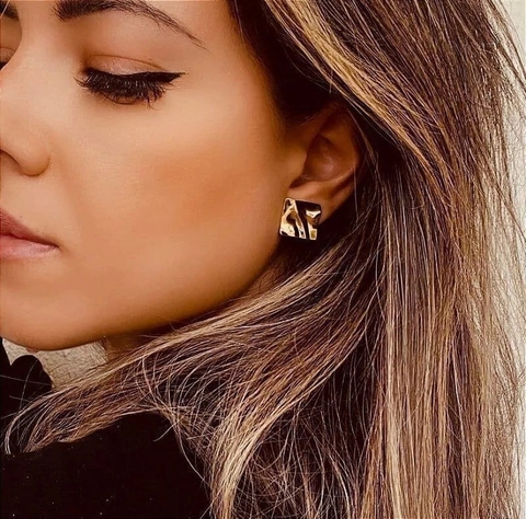 Brinco Amassado Quadrado - Banhado Ouro 18k - Antialergico