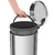 Lixeira com pedal de 12 L em aço inox polido, com balde interno removível e tampa com sistema Stay Open.