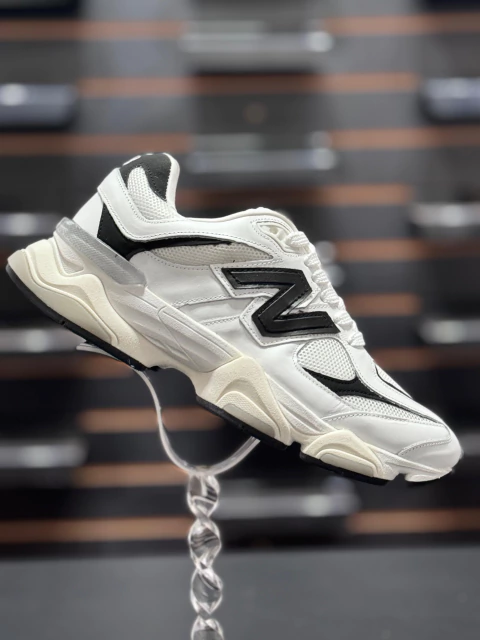 Tênis 9060 Preto e Branco – Couro e Estilo Futurista - comprar online