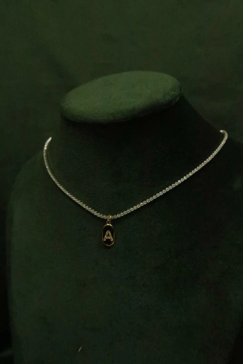 Colar riviera com pingente dourado cravejado com a inicial - comprar online