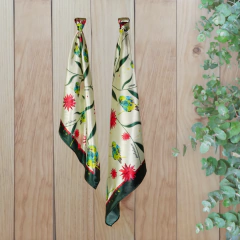 Pañoleta grande - Colibrí esmeralda y flor de Inírida en internet