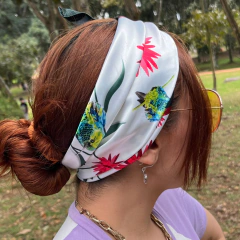 Pañoleta pequeña - Colibrí Esmeralda y Flor de Inírida en internet