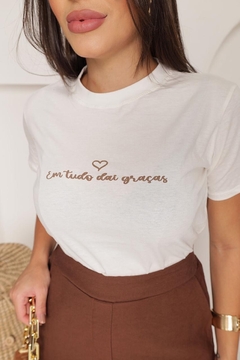 T Shirt EM TUDO DAÍ GRAÇAS - comprar online