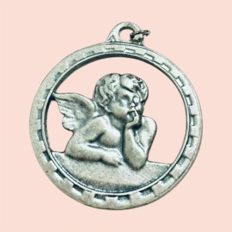 AR749.Medalhão Anjo c/ Mãos no Queixo - Níquel Velho - comprar online
