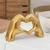 Escultura Decorativa Abstrata Mão Love - Arte que transmite afeto e estilo na internet