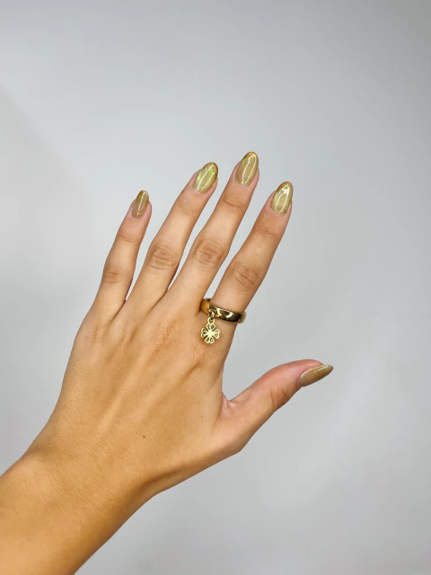 Anel charms dourado