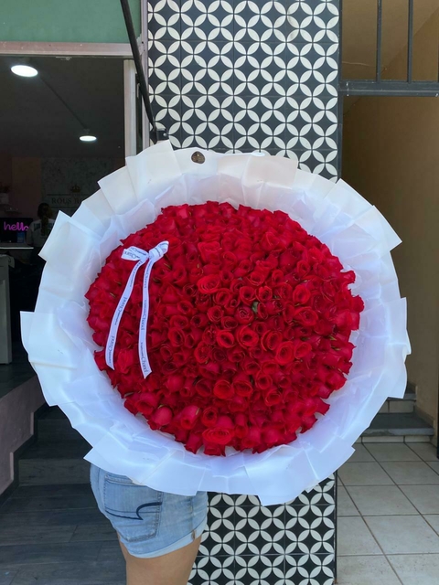 RAMO DE 200 ROSAS ROJAS