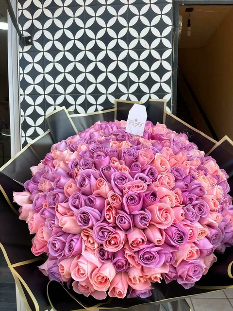 RAMO 200 ROSAS ROSAS Y LILA