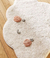 Alfombra blanca en forma de nube con detalles en color rosa y gris, ideal para habitaciones infantiles y personalizable con el nombre del bebé.