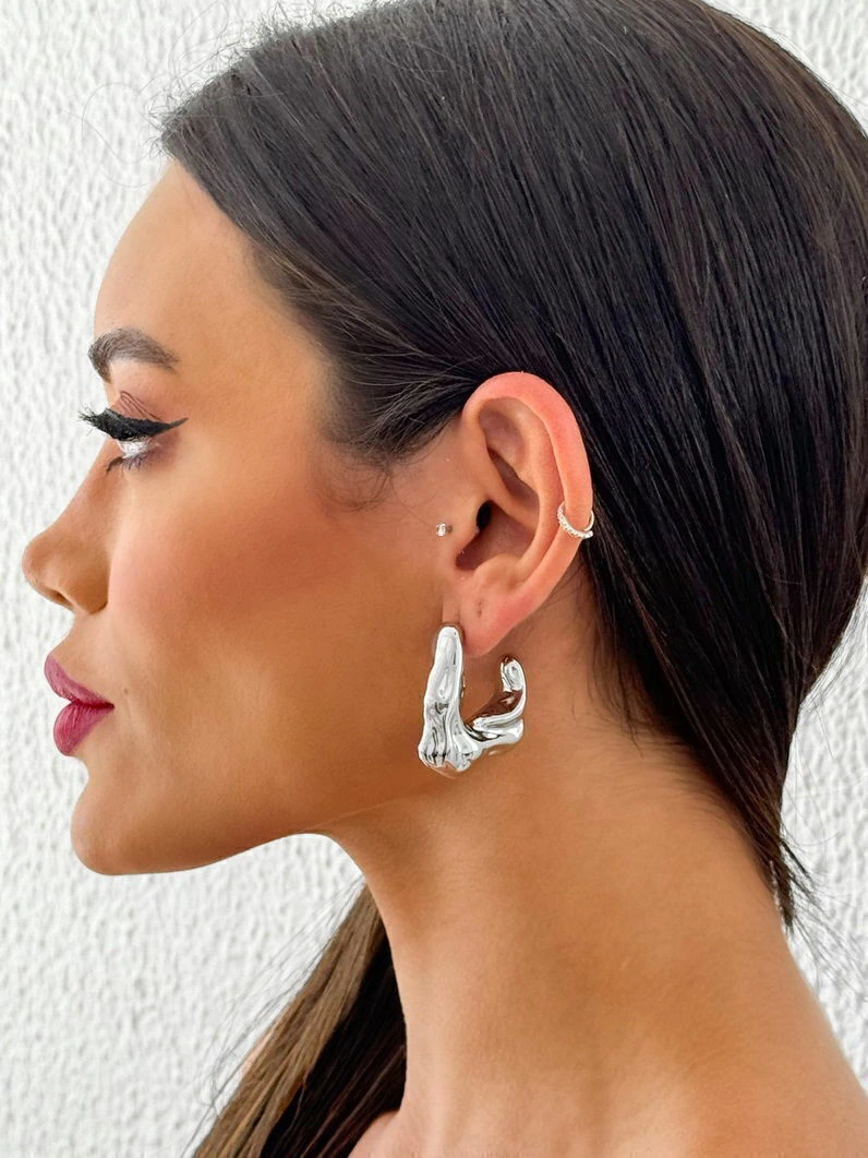 Brinco Folheado a Ouro 18k e Prata Argola Design Moderno Martelado