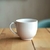 Taza de cerámica blanca con diseño minimalista