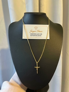 Cadena grummet con dije de cruz en exhibidor negro con certificado de autenticidad de Joyas Finas