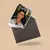 Cartão especial com ilustração da artista Frida Kahlo dentro de envelope marrom aberto.