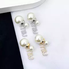 Brinco Inspiração Miu Miu Cravejado , Banhado a Ouro 18 K , com Pérolas - comprar online