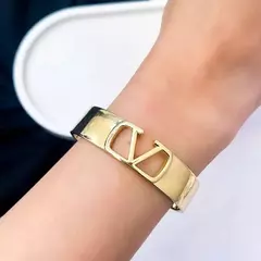 Bracelete Liso insptração Valentino Ouro 18 K , Hipoalergênico, Garantia permanente do Banho - comprar online