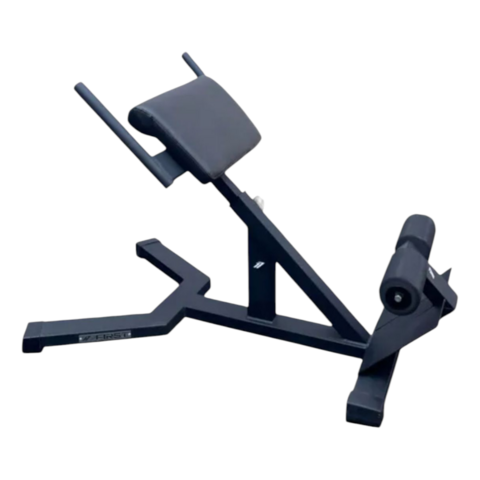 maquina de hiper extensión lumbar para gimnasio, estructura de color negro con tapizado negro, fondo blanco, vista de lateral