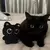 Chaveiro de gato preto com olhos grandes