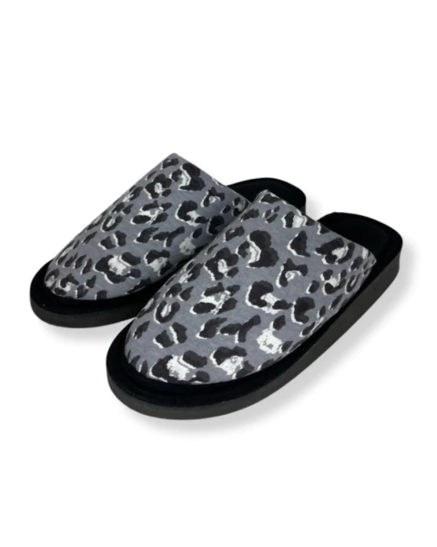 Pantuflas animal print grises | Comodidad y estilo para el hogar