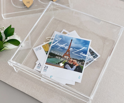 Caixa de acrílico transparente de 20 x 20 cm para fotos, exibindo lembranças fotográficas personalizadas no interior.