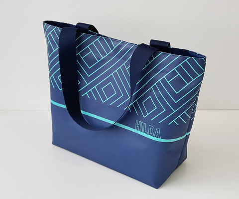 Bolsa personalizada sport azul com alças largas e estampa geométrica, ideal para praia ou uso diário.
