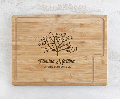 Tábua de frios retangular de bambu personalizada com nome de família e desenho de árvore gravado ao centro, tamanho médio 40 x 30 cm.