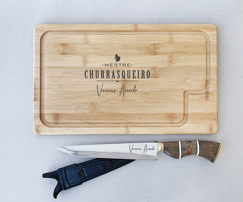 Tábua retangular de bambu personalizada com faca SG para churrasco e bainha, ideal para cortes de carne.