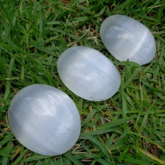 Pedra Selenita Branca Rolada - Pecas Entre 2cm a 4cm