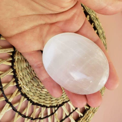 Pedra Selenita Branca Rolada - Pecas Entre 2cm a 4cm na internet