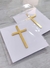 Cruz 3D em papel premium laminada dourada, acabamento perfeito para decoração de personalizados