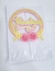 Topo de bolo em formato de arco com a palavra "Parabéns" em amarelo e rosa, decorado com duas flores rosas e folhas douradas