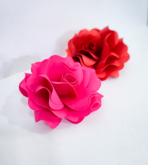 Flor de papel na cor rosa pink e vermelho, ideal para decoração de bolos, decorações e outros