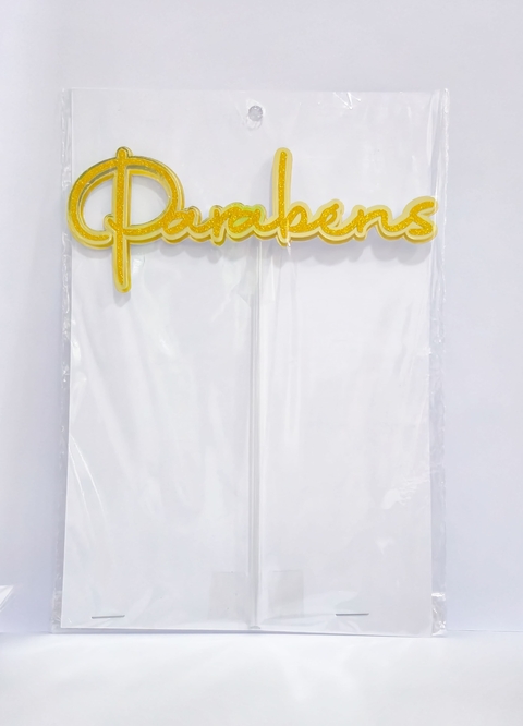 topo decorativo “Parabéns”. Produzido em papel especial com acabamento em brilho dourado, este item foi cuidadosamente desenvolvido para proporcionar charme e sofisticação em festas de aniversário, comemorações e eventos especiais.