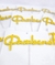 topo decorativo “Parabéns”. Produzido em papel especial com acabamento em brilho dourado, este item foi cuidadosamente desenvolvido para proporcionar charme e sofisticação em festas de aniversário, comemorações e eventos especiais.