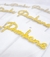 topo decorativo “Parabéns”. Produzido em papel especial com acabamento em brilho dourado, este item foi cuidadosamente desenvolvido para proporcionar charme e sofisticação em festas de aniversário, comemorações e eventos especiais.