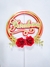 Topo de bolo em formato de arco com a palavra "Parabéns" em dourado, decorado com flores rosas e folhas douradas