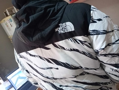 CAMPERA IMPERMEABLE Y REVERSIBLE THE NORTH FACE BLANCA RAYAS