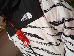 CAMPERA IMPERMEABLE Y REVERSIBLE THE NORTH FACE BLANCA RAYAS - tienda online