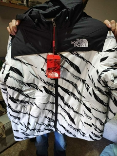 CAMPERA IMPERMEABLE Y REVERSIBLE THE NORTH FACE BLANCA RAYAS en internet