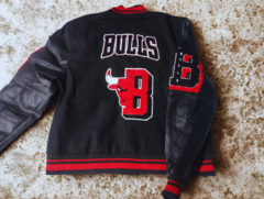 CAMPERA BULLS NEGRA Y ROJO - comprar online
