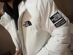 CAMPERA IMPERMEABLE THE NORTH FACE BLANCA - Aurea Indumentaria