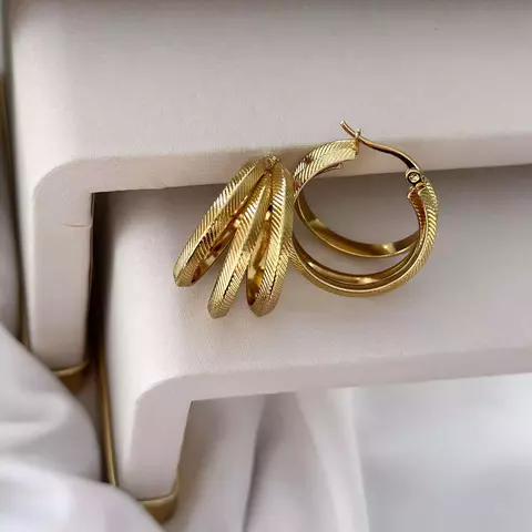 Argola de aco inoxidavel dourado texturizado com listras