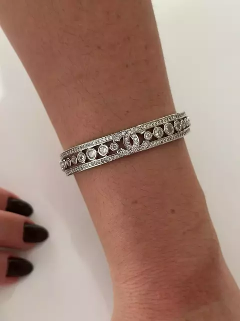 Bracelete folheado a prata inspiração CH cravejado com zircônia.