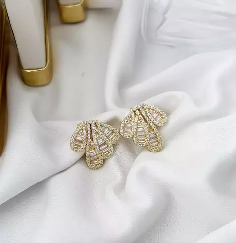 brinco folheado a ouro 18k trabalhado com zircônia cravejada 35,50