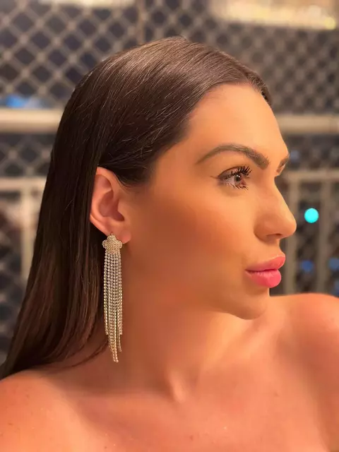 Brincos Inspiração Virgínia – Glamour Máximo em Cada Detalhe! Folheados a Ouro 18K e Cravejados com Zircônias de Alto Brilho