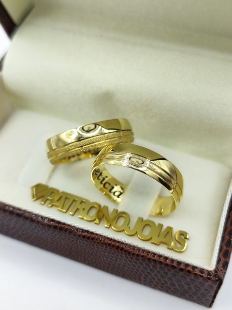 Aliança de Ouro 18k 6mm | Modelo Tradicional com Frisos Laterais Diamantado - comprar online