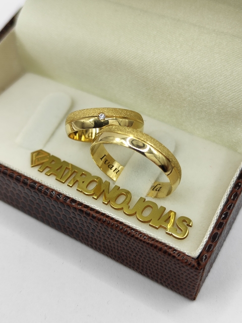 Aliança de Ouro 18k 5mm | Modelo Tradicional com Friso e Pedra ao Centro | Diamantado e Polido - comprar online