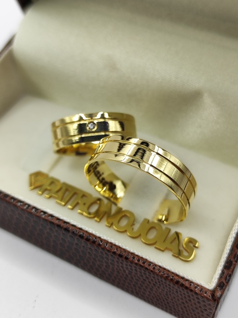 Aliança de Ouro 18k 6mm | Polido com Frisos Duplo e Pedra ao Centro - comprar online